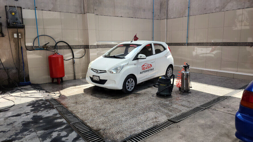 lavando carro en arequipa